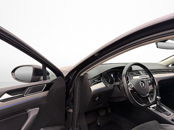Volkswagen Passat 12 of 30