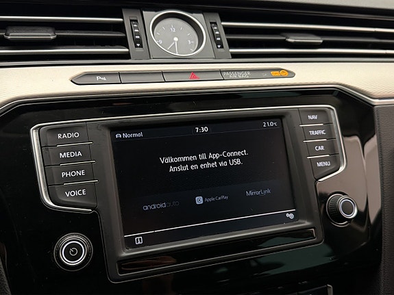 Volkswagen Passat 23 of 30