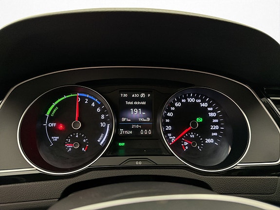 Volkswagen Passat 17 of 30