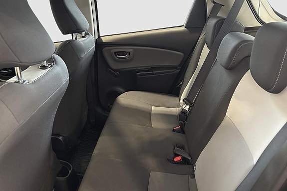 Toyota Yaris 9 of 12