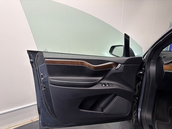 Tesla Model X 14 of 30