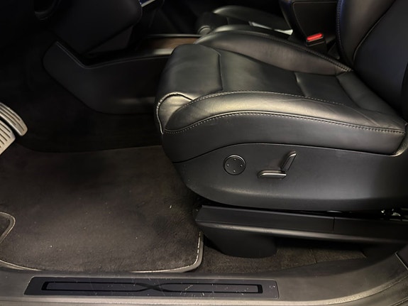 Tesla Model X 16 of 30