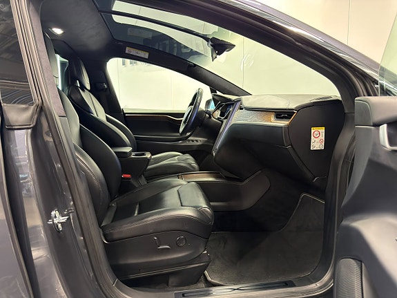 Tesla Model X 28 of 30