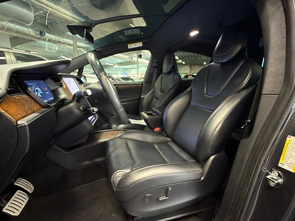 Tesla Model X 15 of 30