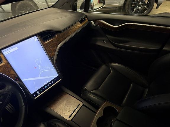 Tesla Model X 21 of 30
