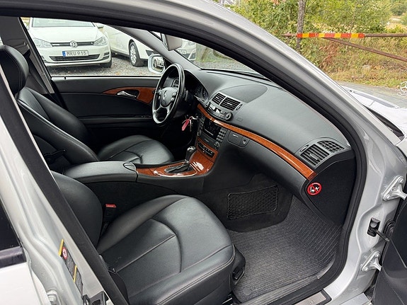 Mercedes-Benz E200 11 of 21