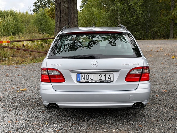 Mercedes-Benz E200 8 of 21