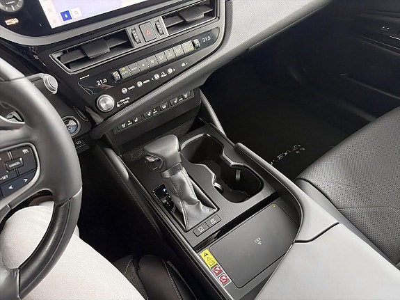 Lexus ES300h 9 of 13