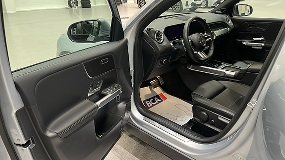 Mercedes-Benz GLB200 3 of 4