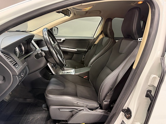 Volvo XC60 10 of 23