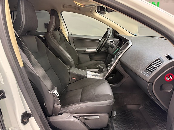 Volvo XC60 11 of 23