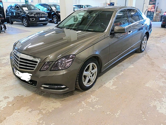 Mercedes-Benz E220 2 of 11