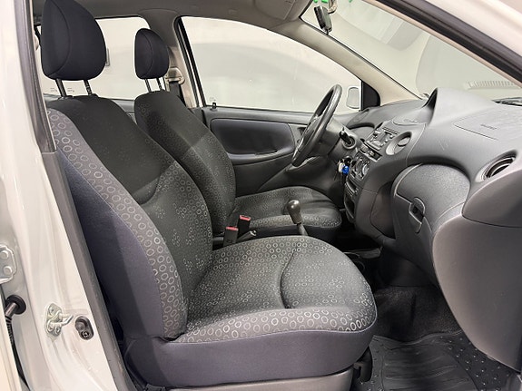 Toyota Yaris 10 of 18