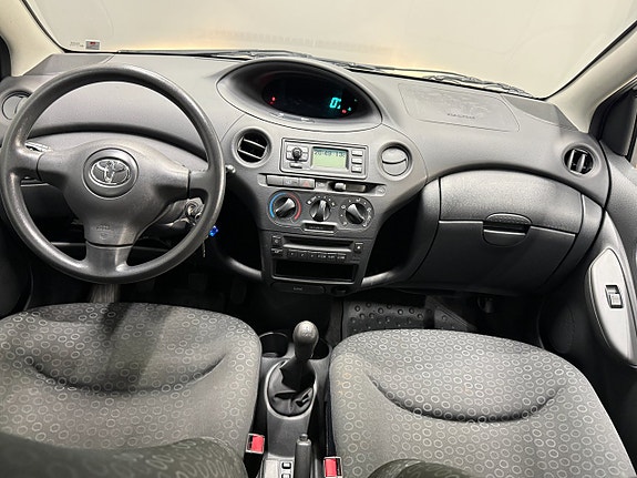 Toyota Yaris 13 of 18