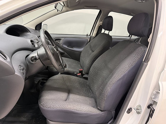 Toyota Yaris 9 of 18