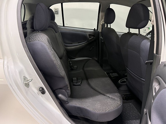 Toyota Yaris 12 of 18