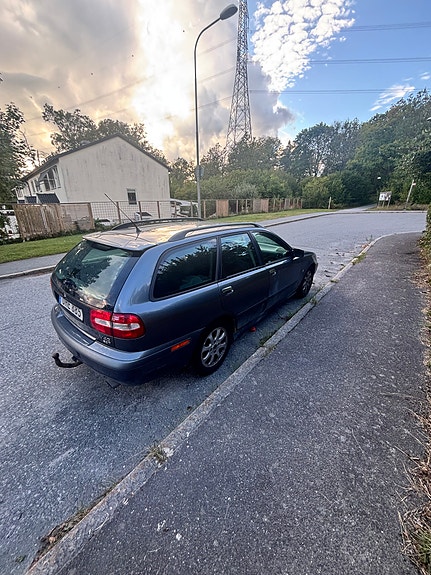 Volvo V40 3 of 4