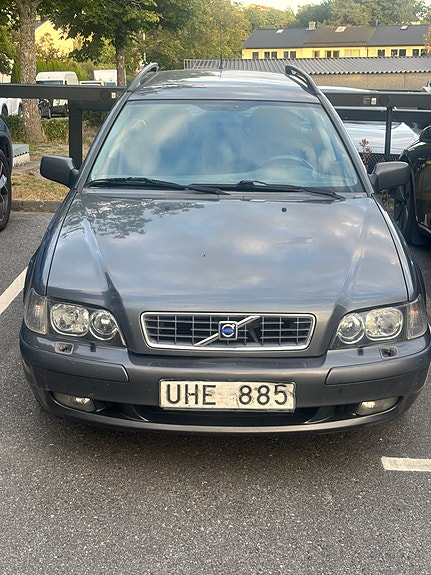 Volvo V40 2 of 4