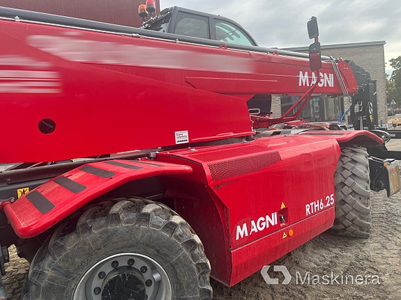 Teleskoplastare Magni RTH6.25 med redskap 17 of 27