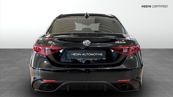 Alfa Romeo Giulia 7 of 8