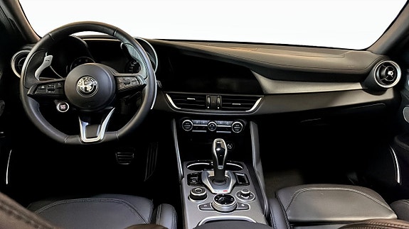 Alfa Romeo Giulia 4 of 8