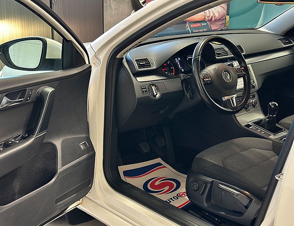 Volkswagen Passat 10 of 24