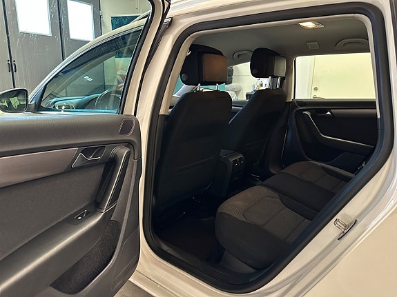 Volkswagen Passat 12 of 24