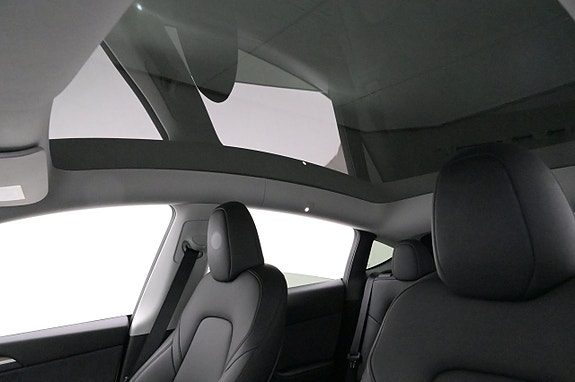 Tesla Model Y 25 of 27