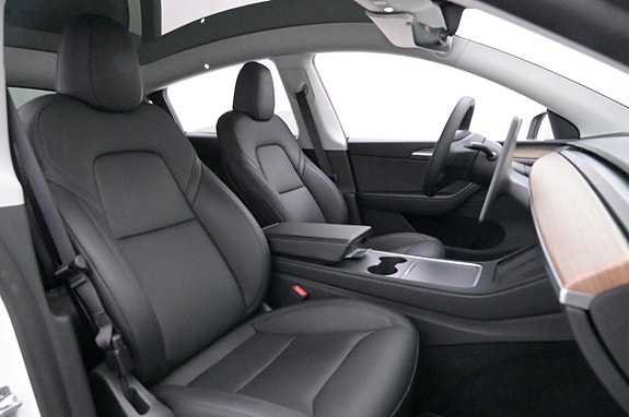Tesla Model Y 12 of 27