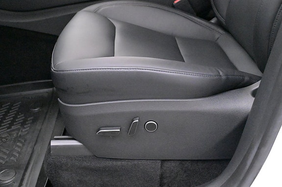 Tesla Model Y 11 of 27