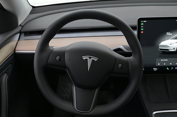 Tesla Model Y 7 of 27