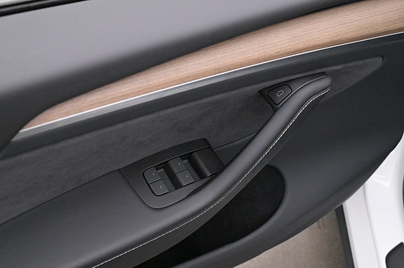 Tesla Model Y 10 of 27