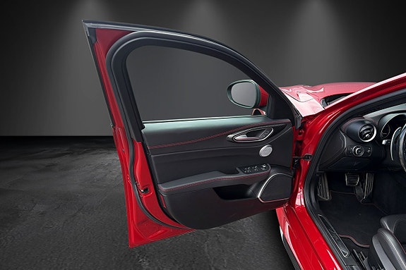 Alfa Romeo Giulia Quadrifoglio 8 of 21