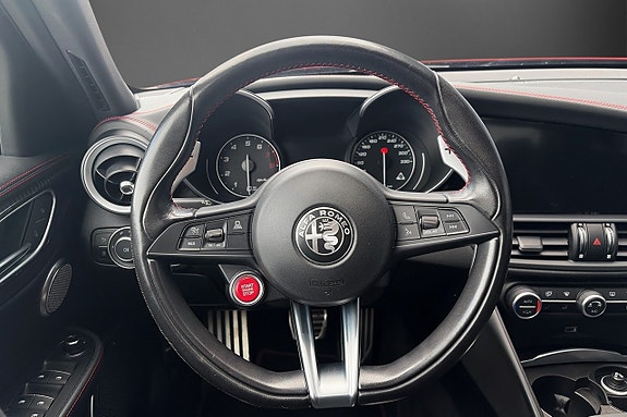 Alfa Romeo Giulia Quadrifoglio 11 of 21