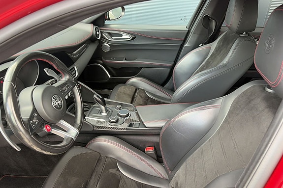 Alfa Romeo Giulia Quadrifoglio 10 of 21