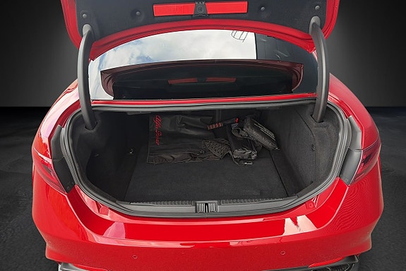 Alfa Romeo Giulia Quadrifoglio 19 of 21