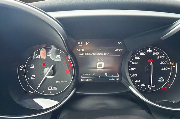 Alfa Romeo Giulia Quadrifoglio 13 of 21