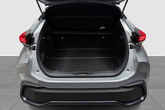 Toyota C-HR 4 of 19
