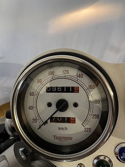 Triumph THRUXTON 900 12 of 16