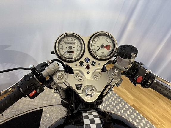 Triumph THRUXTON 900 13 of 16