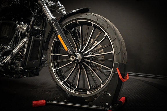Harley-Davidson Breakout (FXBR) 117cui "Vance Hines" 15 of 17