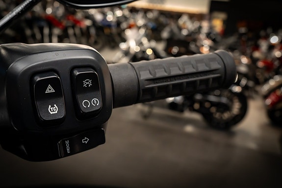 Harley-Davidson Breakout (FXBR) 117cui "Vance Hines" 17 of 17