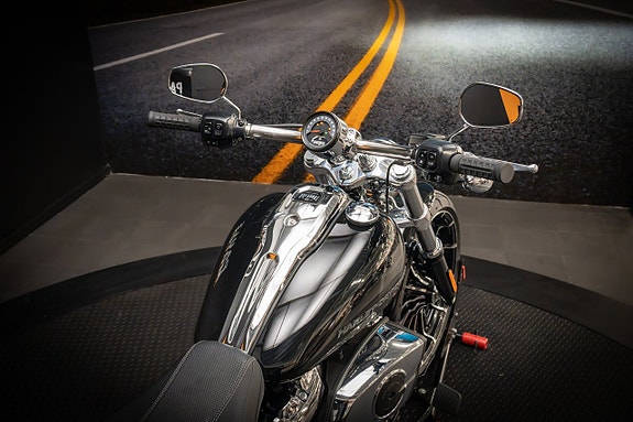 Harley-Davidson Breakout (FXBR) 117cui "Vance Hines" 9 of 17