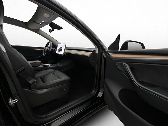 Tesla Model Y 25 of 30