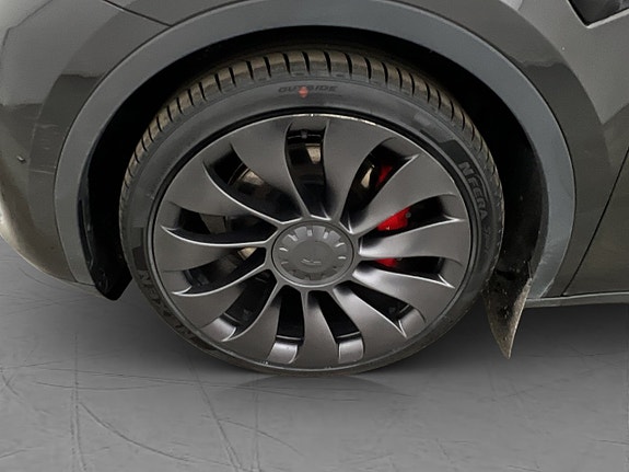 Tesla Model Y 26 of 30