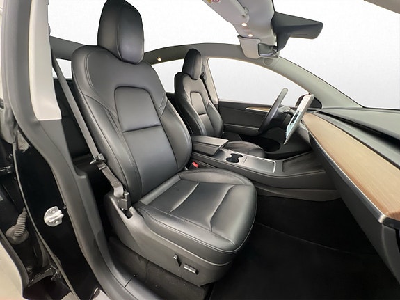 Tesla Model Y 24 of 30