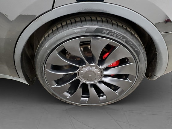Tesla Model Y 27 of 30