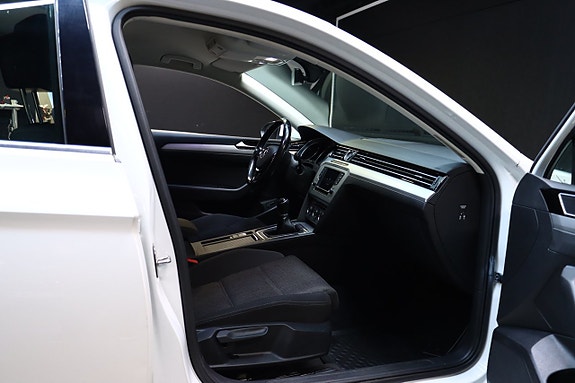 Volkswagen Passat 14 of 30