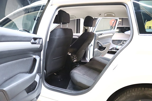 Volkswagen Passat 12 of 30