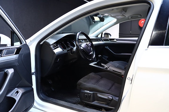 Volkswagen Passat 8 of 30